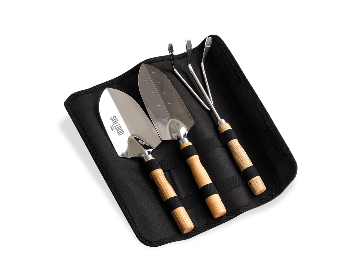 Kit de jardinagem com três peças em aço inox 410, que garante resistência e durabilidade, e cabos de madeira para melhor manuseio. Inclui ancinho de três pontas, pazinha estreita e pazinha larga. Acompanha estojo em tecido Oxford com fechamento em velcro, facilitando o transporte e a organização. Um brinde corporativo prático, funcional e sustentável.