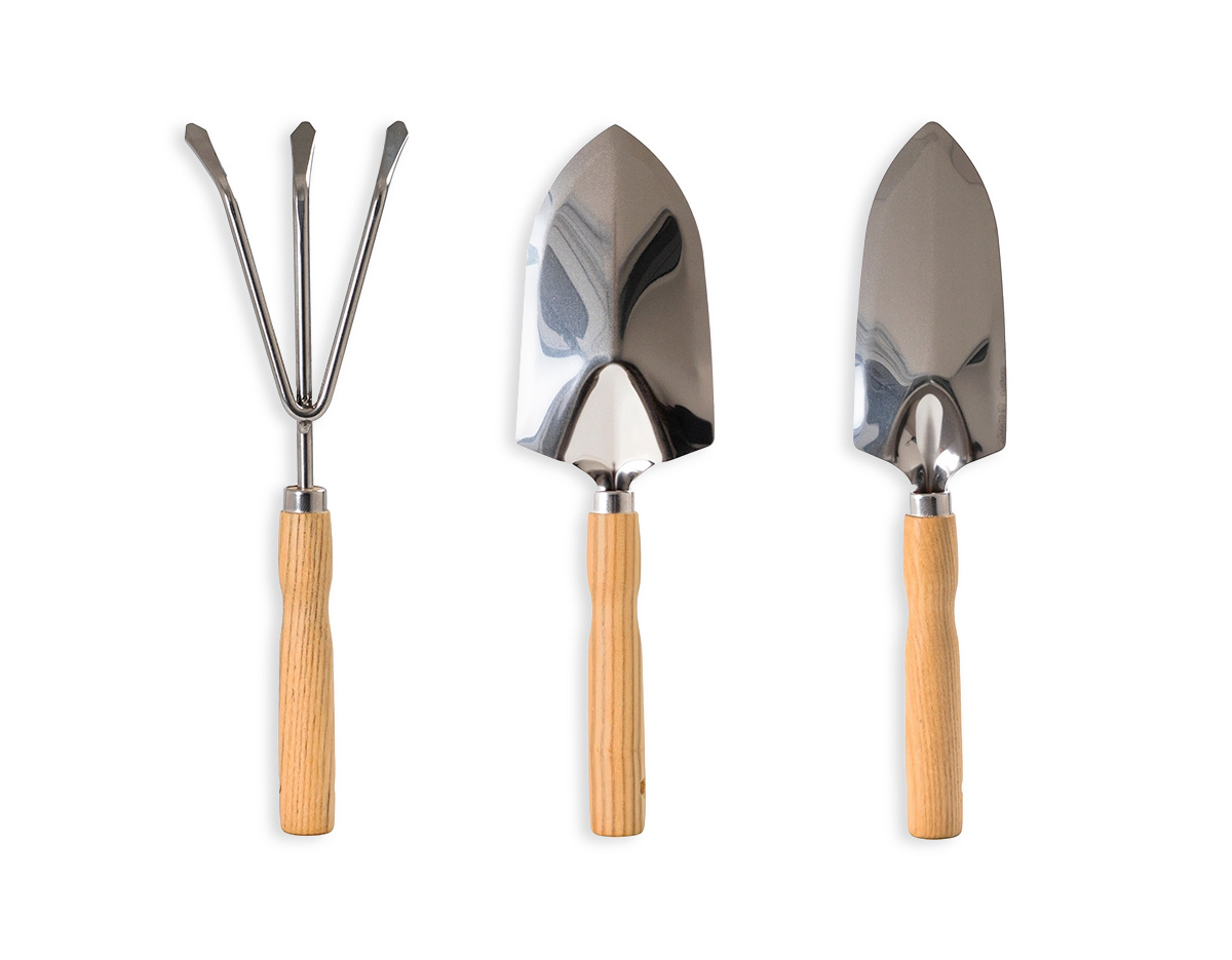 Kit de jardinagem com três peças em aço inox 410, que garante resistência e durabilidade, e cabos de madeira para melhor manuseio. Inclui ancinho de três pontas, pazinha estreita e pazinha larga. Acompanha estojo em tecido Oxford com fechamento em velcro, facilitando o transporte e a organização. Um brinde corporativo prático, funcional e sustentável.