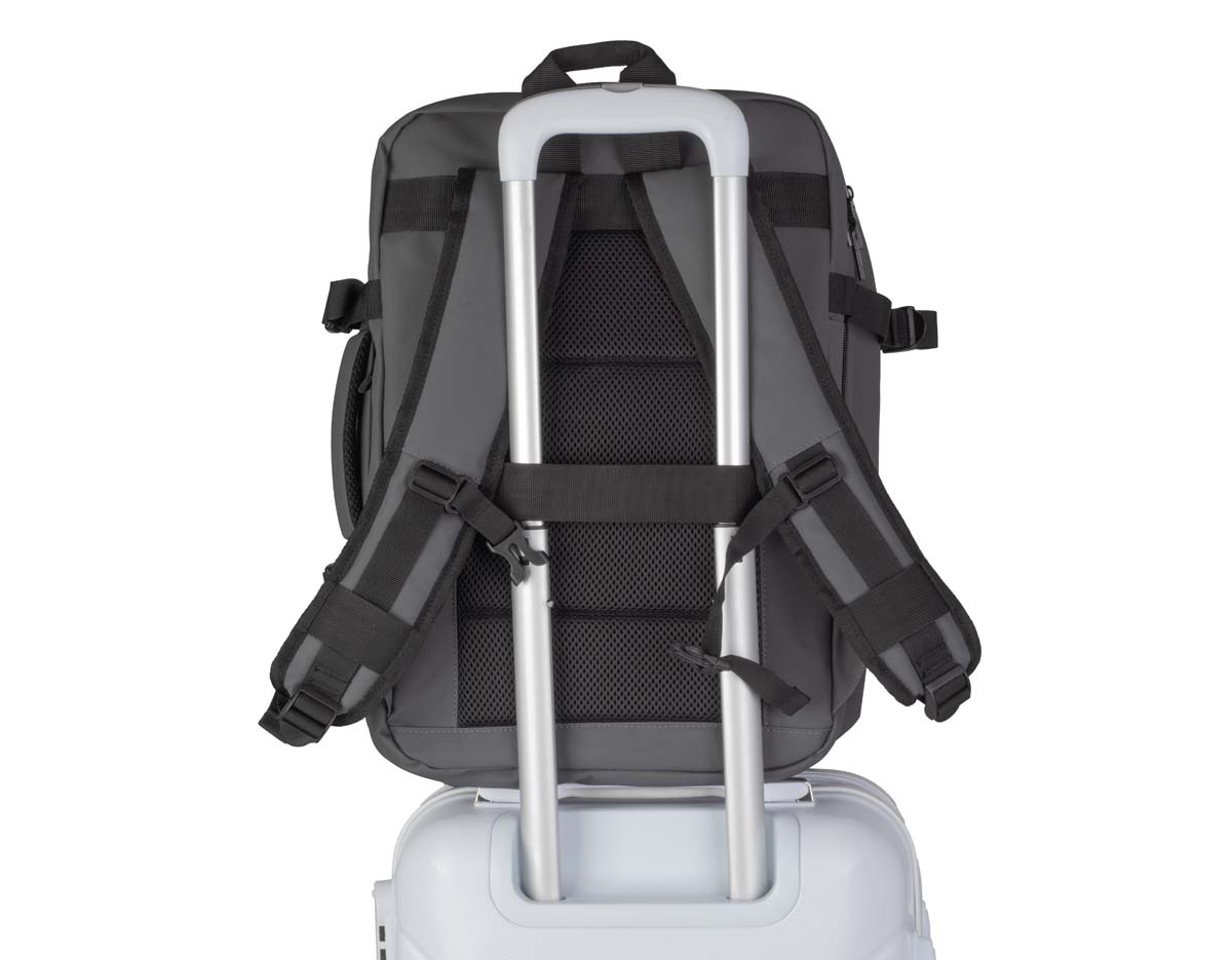 Mochila Pasta confeccionada em poliéster 600D resinado, com dois bolsos frontais e expansor. Possui três engates rápidos, engate para mala de viagem, além de alças de mão e de ombro acolchoadas para maior conforto. Conta com dois compartimentos internos para pequenos objetos, tablet e notebook de até 15,6”, além de elástico interno para manter as roupas no lugar.

Volume: 22L (Sem Expansor)
Volume: 31L (Com Expansor)