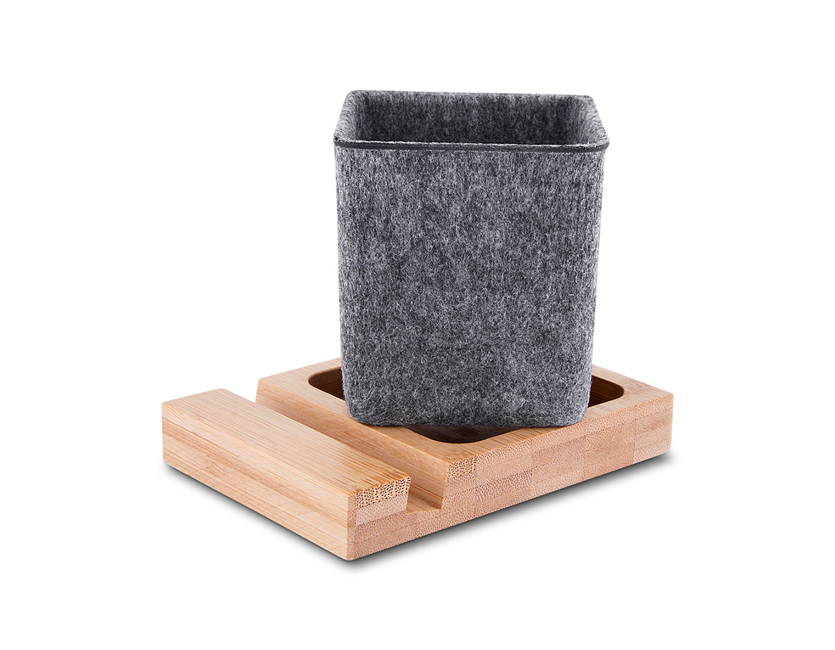 Porta-objetos e suporte para celular confeccionado em feltro reciclado, com detalhe em bambu que agrega um toque natural e moderno. Ideal para organizar canetas, lápis e marcadores, mantendo a mesa de escritório funcional e organizada. Brinde sustentável, prático e elegante para ações corporativas.