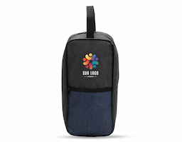 Bolsa porta-tênis resistente à água confeccionada em poliéster mesclado com PVC. Conta com compartimento principal e bolso frontal com fechamento em zíper, além de alça em nylon para transporte.