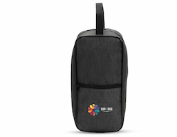 Bolsa porta-tênis resistente à água confeccionada em poliéster mesclado com PVC. Conta com compartimento principal e bolso frontal com fechamento em zíper, além de alça em nylon para transporte.