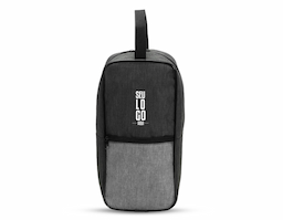 Bolsa porta-tênis resistente à água confeccionada em poliéster mesclado com PVC. Conta com compartimento principal e bolso frontal com fechamento em zíper, além de alça em nylon para transporte.