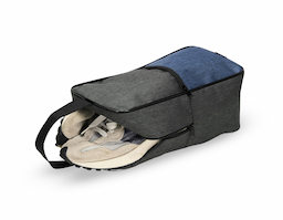Bolsa porta-tênis resistente à água confeccionada em poliéster mesclado com PVC. Conta com compartimento principal e bolso frontal com fechamento em zíper, além de alça em nylon para transporte.