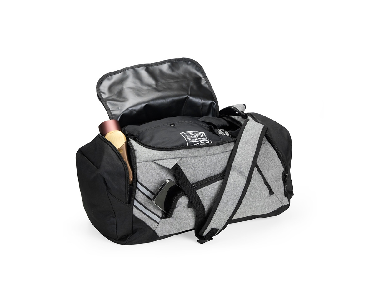 Mala de viagem confeccionada em poliéster resistente à água e capacidade para até 32 litros. Possui alças ajustáveis e acolchoadas para as costas, o que permite seu uso também como mochila. Além do compartimento interno principal, conta com três bolsos externos, incluindo um dedicado para tênis. Acompanha alça transversal removível.