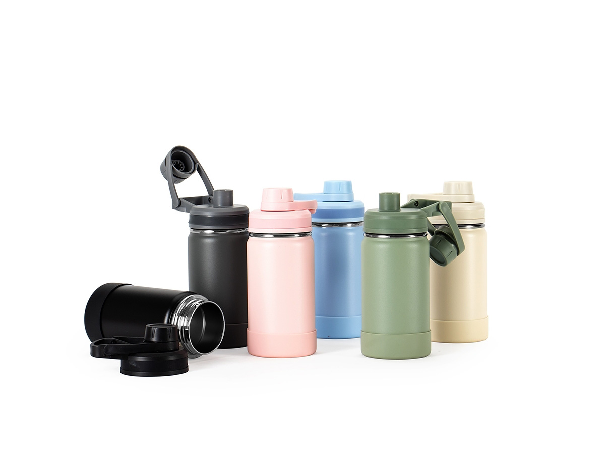 Garrafa térmica em inox, pintura eletrostática e capacidade para até 350ml. Conta com estrutura de parede dupla e vedação a vácuo, permitindo conservar a temperatura de líquidos por mais tempo. Possui tampa rosqueável com protetor para o bocal e alça fixa para facilitar o transporte. Acompanha protetor para a base em silicone.