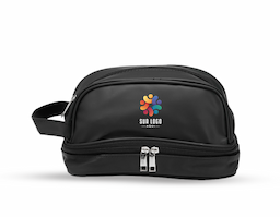 Nécessaire confeccionada em couro sintético impermeável, material resistente e de fácil manutenção, ideal para uso frequente. Possui alça lateral de mão que facilita o transporte e o manuseio no dia a dia. Conta com dois compartimentos com fechamento em zíper: o principal, localizado na parte superior, destinado à organização de itens pessoais, e outro na parte inferior, ideal para armazenar itens úmidos de forma separada. Um brinde corporativo funcional e bem estruturado, que alia praticidade, organização inteligente e excelente presença de marca.