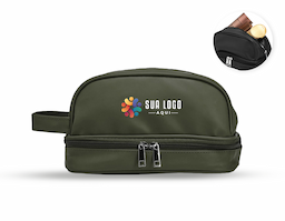 Nécessaire confeccionada em couro sintético impermeável, material resistente e de fácil manutenção, ideal para uso frequente. Possui alça lateral de mão que facilita o transporte e o manuseio no dia a dia. Conta com dois compartimentos com fechamento em zíper: o principal, localizado na parte superior, destinado à organização de itens pessoais, e outro na parte inferior, ideal para armazenar itens úmidos de forma separada. Um brinde corporativo funcional e bem estruturado, que alia praticidade, organização inteligente e excelente presença de marca.