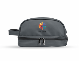 Nécessaire confeccionada em couro sintético impermeável, material resistente e de fácil manutenção, ideal para uso frequente. Possui alça lateral de mão que facilita o transporte e o manuseio no dia a dia. Conta com dois compartimentos com fechamento em zíper: o principal, localizado na parte superior, destinado à organização de itens pessoais, e outro na parte inferior, ideal para armazenar itens úmidos de forma separada. Um brinde corporativo funcional e bem estruturado, que alia praticidade, organização inteligente e excelente presença de marca.