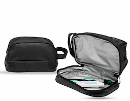 Nécessaire confeccionada em couro sintético impermeável, material resistente e de fácil manutenção, ideal para uso frequente. Possui alça lateral de mão que facilita o transporte e o manuseio no dia a dia. Conta com dois compartimentos com fechamento em zíper: o principal, localizado na parte superior, destinado à organização de itens pessoais, e outro na parte inferior, ideal para armazenar itens úmidos de forma separada. Um brinde corporativo funcional e bem estruturado, que alia praticidade, organização inteligente e excelente presença de marca.