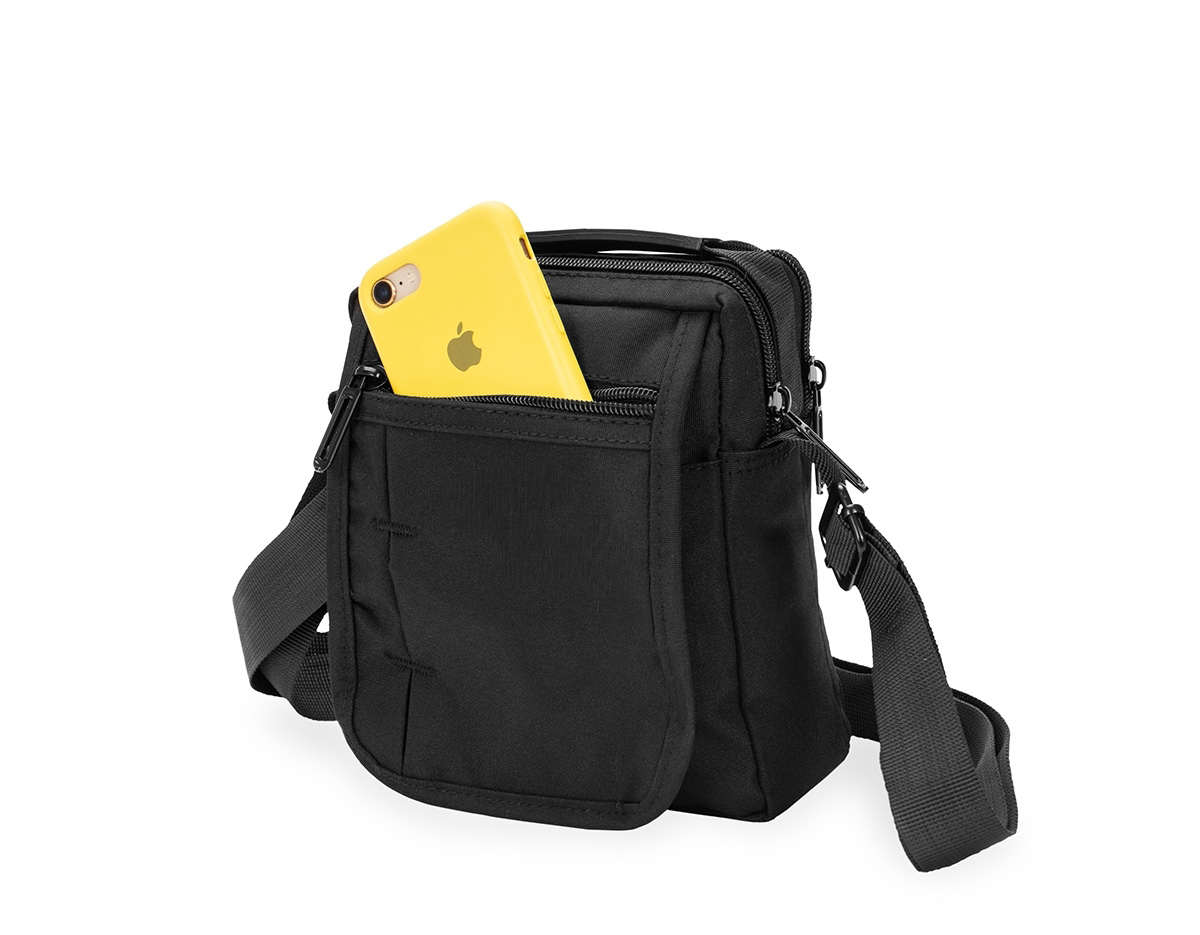 Bolsa de ombro confeccionada em nylon impermeável com alça ajustável para ombros e outra para mão. incluindo um bolso antifurto, um localizado na aba frontal, ambos com fechamento em zíper, e outro na parte interna da aba.