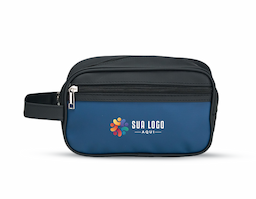 Nécessaire confeccionada em couro sintético impermeável, material que combina resistência, fácil limpeza e acabamento elegante. Possui compartimento principal com fechamento em zíper, garantindo segurança no armazenamento de itens pessoais. Conta ainda com bolso frontal também com zíper, ideal para objetos de acesso rápido, mantendo a organização no dia a dia. A alça lateral de mão facilita o transporte e o manuseio em diferentes situações. Um brinde corporativo funcional e versátil, que alia praticidade, durabilidade e excelente presença de marca na rotina do usuário.