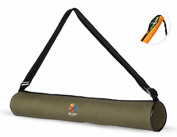 Bolsa térmica porta-latas confeccionada em poliéster resistente à água com capacidade para até quatro latas de 350ml. Possui revestimento térmico interno em PVC prateado com acabamento em verniz, que mantém a temperatura das latas por mais tempo. Conta ainda com alça transversal ajustável.