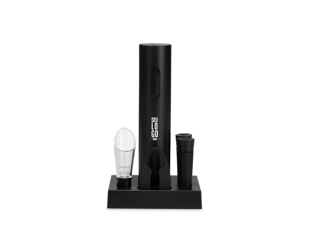 Kit vinho com seis peças, incluindo saca-rolhas recarregável com acionamento por botões, bico dosador, duas rolhas plásticas, cortador de lacre e base organizadora. Acompanha cabo USB-C.