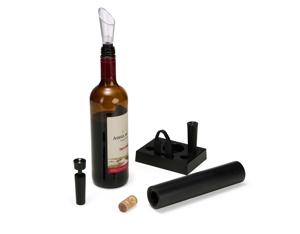 Kit vinho com seis peças, incluindo saca-rolhas recarregável com acionamento por botões, bico dosador, duas rolhas plásticas, cortador de lacre e base organizadora. Acompanha cabo USB-C.