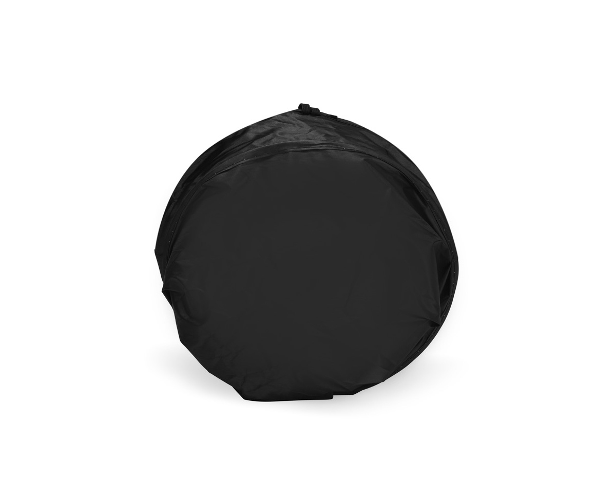 Protetor solar dobrável para para-brisa, confeccionado em tecido leve e com estrutura flexível. Possui alça lateral elástica para facilitar o manuseio.