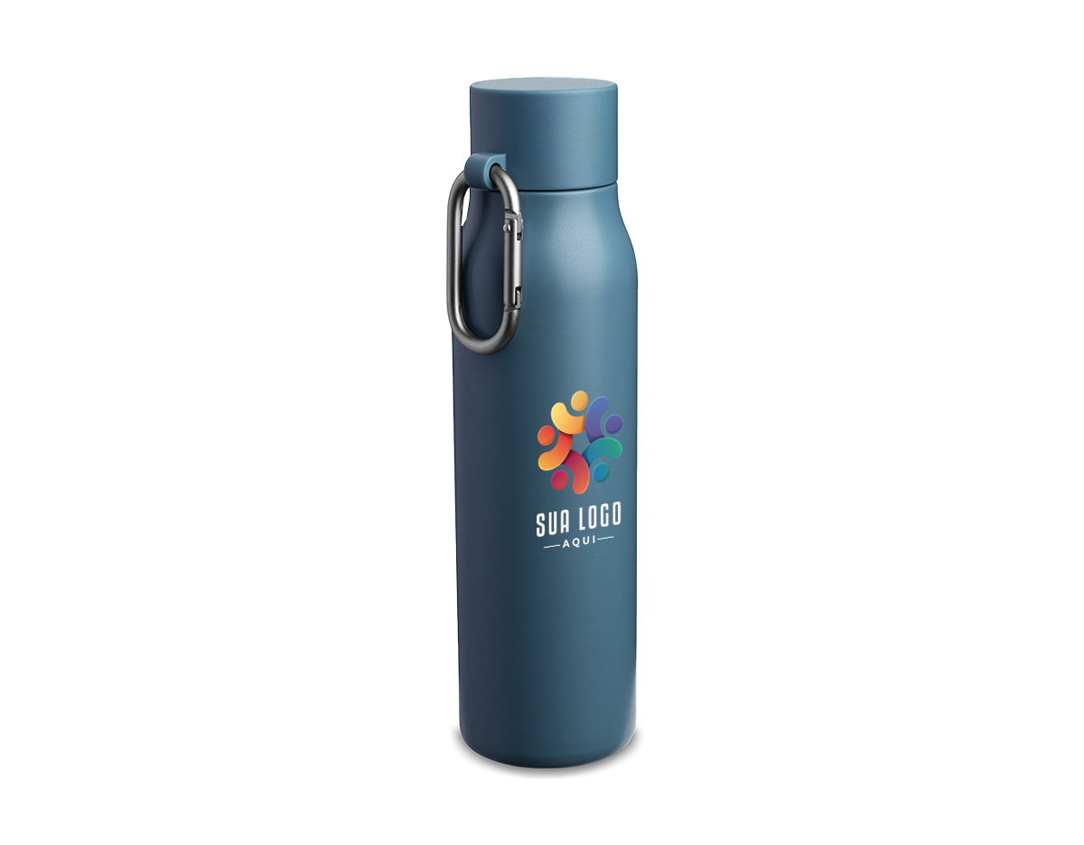 Garrafa térmica de 550 ml com parede dupla em inox reciclado, sendo externo 304 e interno 201, que auxilia na conservação da temperatura das bebidas. Possui tampa em plástico PP, mosquetão em alumínio para fácil transporte e acabamento com pintura a pó, unindo resistência, praticidade e visual moderno, ideal como brinde corporativo sustentável.