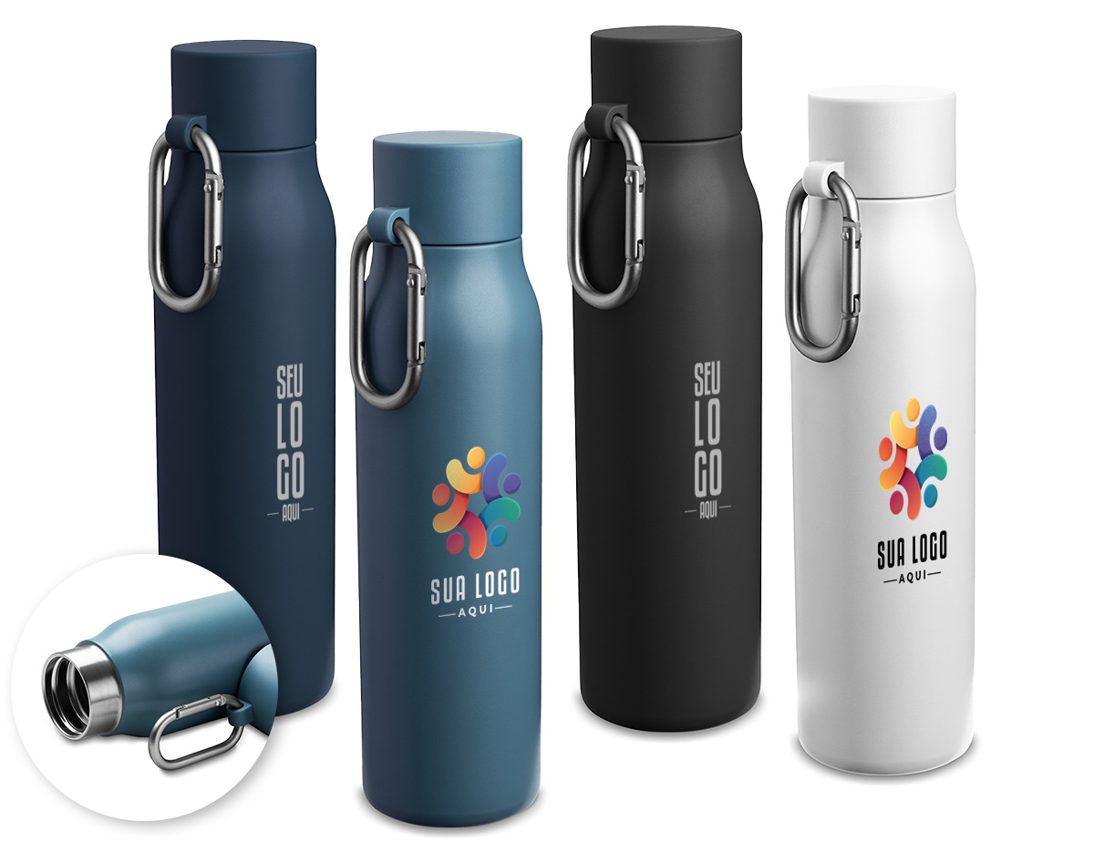Garrafa térmica de 550 ml com parede dupla em inox reciclado, sendo externo 304 e interno 201, que auxilia na conservação da temperatura das bebidas. Possui tampa em plástico PP, mosquetão em alumínio para fácil transporte e acabamento com pintura a pó, unindo resistência, praticidade e visual moderno, ideal como brinde corporativo sustentável.