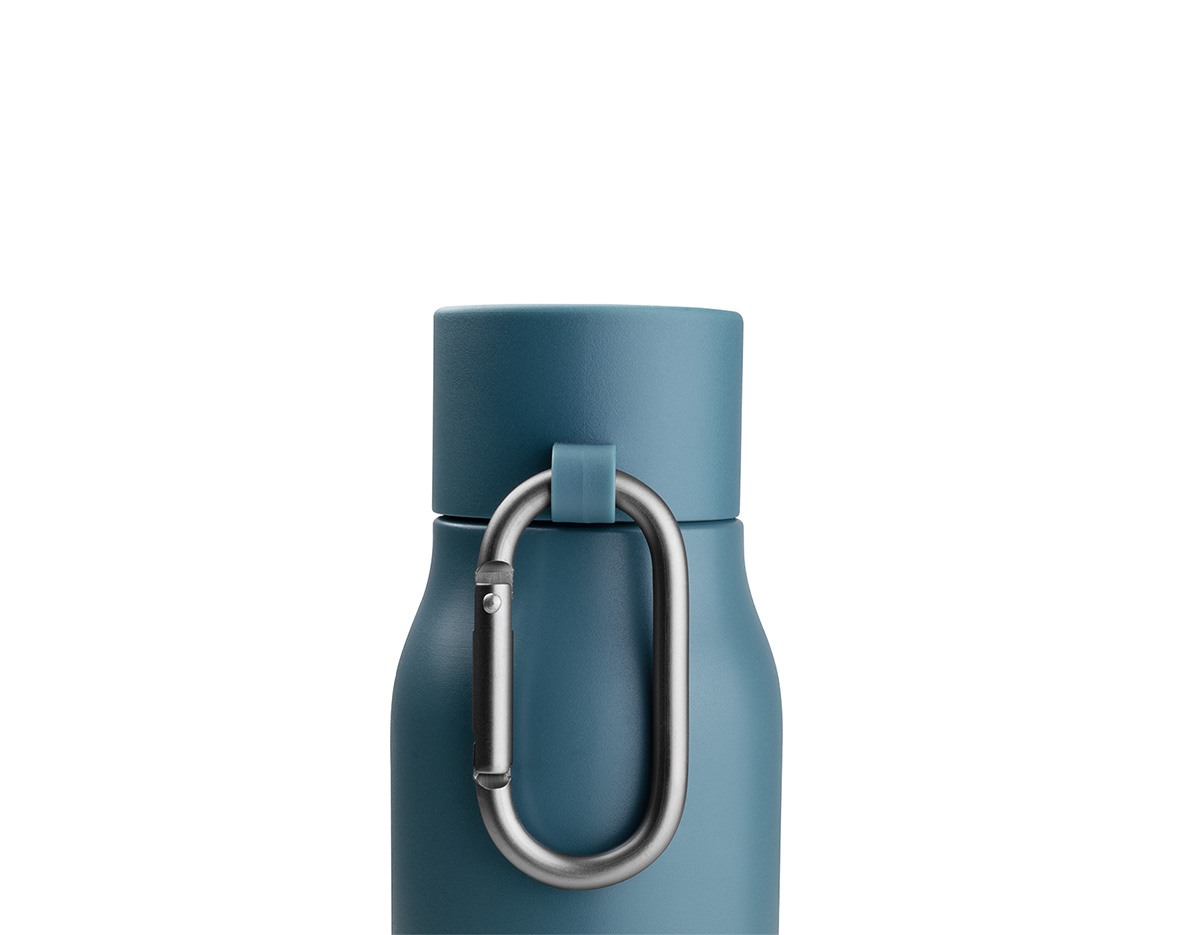 Garrafa térmica de 550 ml com parede dupla em inox reciclado, sendo externo 304 e interno 201, que auxilia na conservação da temperatura das bebidas. Possui tampa em plástico PP, mosquetão em alumínio para fácil transporte e acabamento com pintura a pó, unindo resistência, praticidade e visual moderno, ideal como brinde corporativo sustentável.