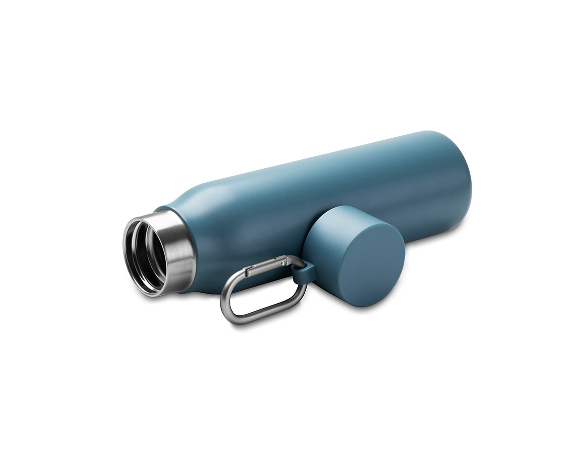 Garrafa térmica de 550 ml com parede dupla em inox reciclado, sendo externo 304 e interno 201, que auxilia na conservação da temperatura das bebidas. Possui tampa em plástico PP, mosquetão em alumínio para fácil transporte e acabamento com pintura a pó, unindo resistência, praticidade e visual moderno, ideal como brinde corporativo sustentável.
