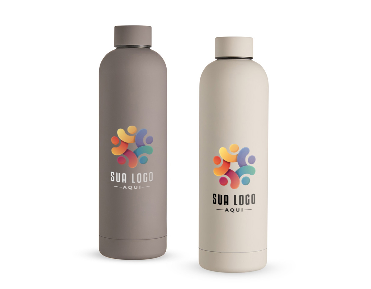 Garrafa produzida em aço inox 304, com estrutura de parede dupla que contribui para a conservação da temperatura das bebidas por mais tempo. Possui pintura com acabamento emborrachado, oferecendo melhor aderência e conforto no manuseio. Conta com tampa rosqueável e capacidade de até 750 ml. Um brinde corporativo moderno, resistente e funcional, ideal para valorizar a marca no dia a dia.