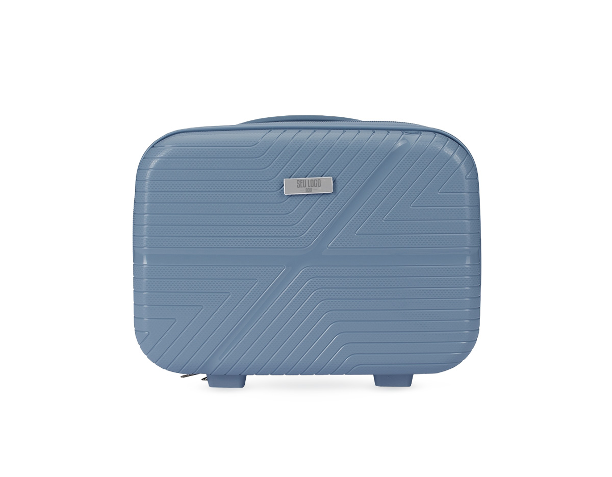 Frasqueira de viagem em plástico rígido com capacidade de até 10 litros. Apresenta três compartimentos internos, incluindo bolso em tela de nylon com zíper. Além disso, possui quatro apoios reforçados na parte inferior, alça de mão e elástico na parte posterior para encaixe em malas maiores. Acompanha placa em metal para personalização.