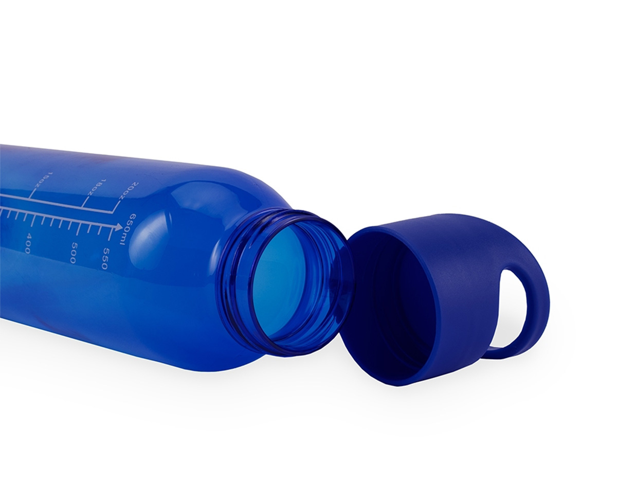 Garrafa produzida em plástico livre de BPA, segura para o uso diário e ideal para acompanhar a rotina de hidratação. Possui capacidade máxima de 700 ml, com marcação de volume impressa até 650 ml, facilitando o controle da ingestão de líquidos. Conta com tampa rosqueável e alça fixa, que garante praticidade no transporte. Um brinde corporativo funcional, leve e versátil, perfeito para ações promocionais e uso contínuo.