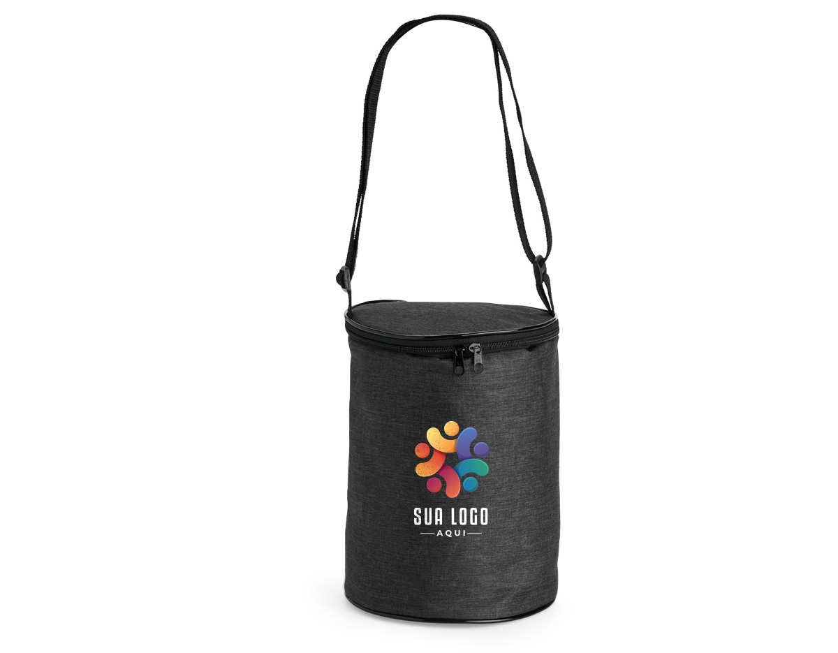 Bolsa térmica em formato cilíndrico, confeccionada em poliéster mesclado com PVC resistente à água e com capacidade máxima de 6 litros. Possui revestimento térmico laminado antivazamento  e alça transversal ajustável em nylon.