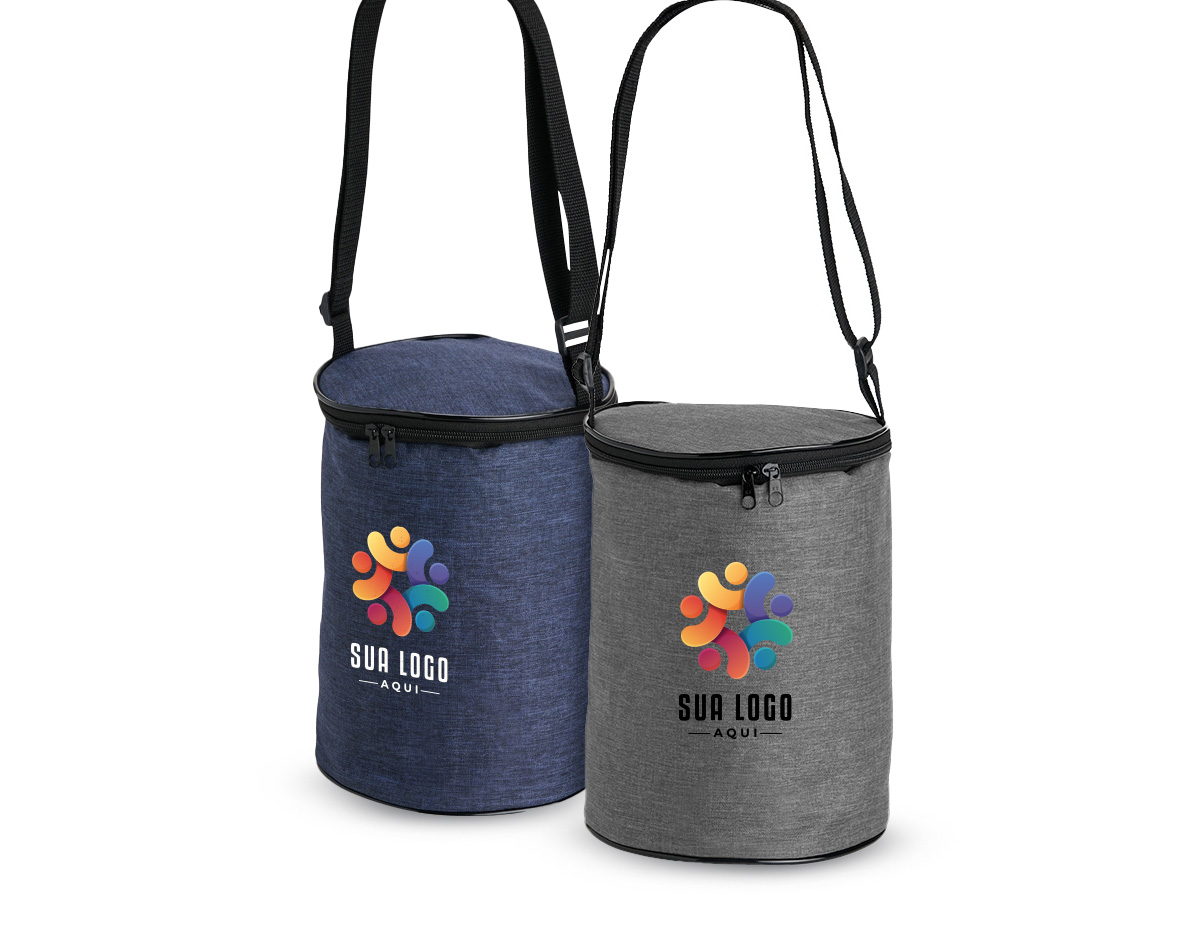 Bolsa térmica em formato cilíndrico, confeccionada em poliéster mesclado com PVC resistente à água e com capacidade máxima de 6 litros. Possui revestimento térmico laminado antivazamento  e alça transversal ajustável em nylon.