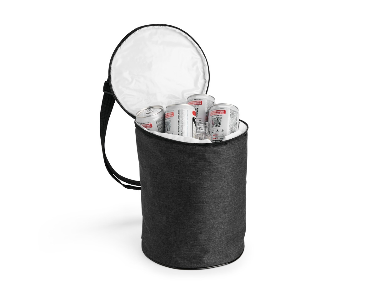 Bolsa térmica em formato cilíndrico, confeccionada em poliéster mesclado com PVC resistente à água e com capacidade máxima de 6 litros. Possui revestimento térmico laminado antivazamento  e alça transversal ajustável em nylon.