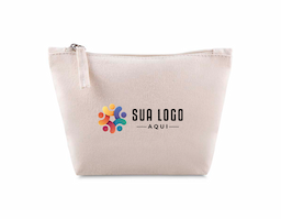 Necessaire confeccionada em algodão reciclado com gramatura de 340 g/m², oferecendo alta resistência e excelente durabilidade. Possui puxador com detalhe em algodão reciclado, reforçando o apelo sustentável do produto. Conta com estrutura prática e funcional, proporcionando espaço adequado para armazenar e organizar objetos pessoais com facilidade. Um brinde corporativo ecológico, versátil e moderno, ideal para valorizar a marca com responsabilidade ambiental.