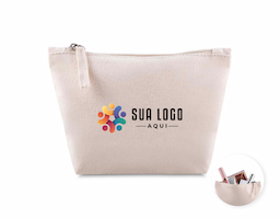 Necessaire confeccionada em algodão reciclado com gramatura de 340 g/m², oferecendo alta resistência e excelente durabilidade. Possui puxador com detalhe em algodão reciclado, reforçando o apelo sustentável do produto. Conta com estrutura prática e funcional, proporcionando espaço adequado para armazenar e organizar objetos pessoais com facilidade. Um brinde corporativo ecológico, versátil e moderno, ideal para valorizar a marca com responsabilidade ambiental.