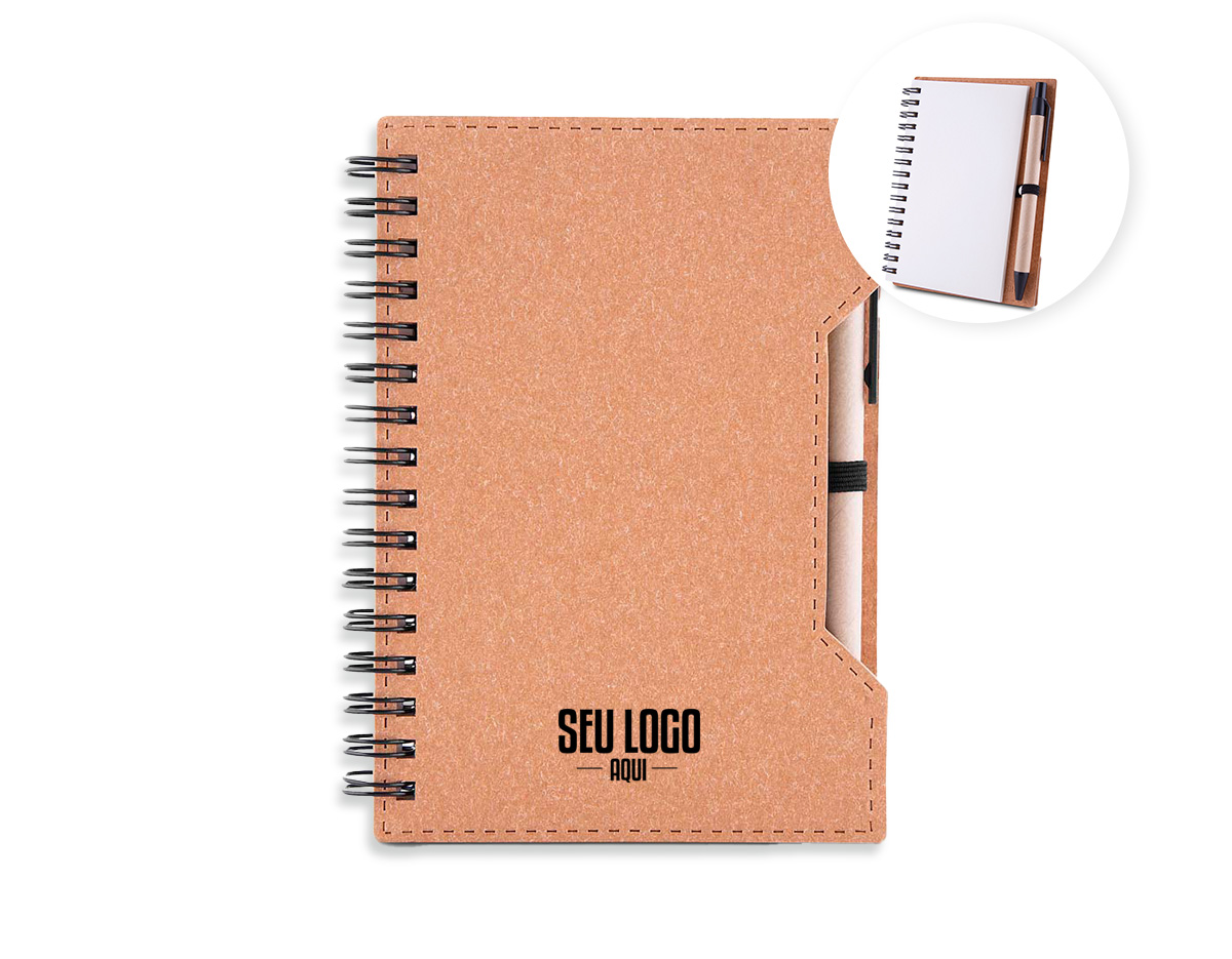 Kit composto por caderno com capa em papelão, ideal para anotações e uso diário. Possui miolo com 70 folhas sem pauta em papel 70 g/m², permitindo maior liberdade de escrita e desenho. Acompanha caneta confeccionada em papelão reciclado com detalhes em plástico e conjunto de sticky notes para anotações rápidas. Um brinde corporativo prático, sustentável e funcional, perfeito para ações promocionais e eventos.