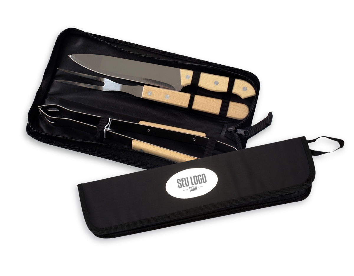 Kit churrasco composto por três peças em aço inox com detalhes em madeira: faca de 8 polegadas, garfo de duas pontas e pegador de alimentos. Os itens são acomodados em estojo em nylon com alça para transporte, garantindo praticidade. Acompanha plaquinha adesiva personalizável, tornando o conjunto um brinde corporativo sofisticado, funcional e ideal para ações promocionais.