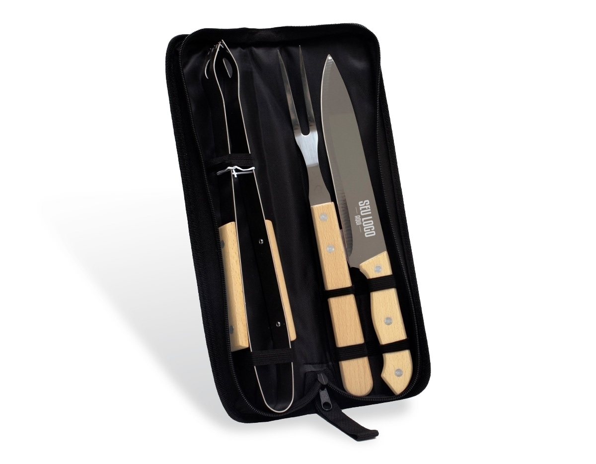 Kit churrasco composto por três peças em aço inox com detalhes em madeira: faca de 8 polegadas, garfo de duas pontas e pegador de alimentos. Os itens são acomodados em estojo em nylon com alça para transporte, garantindo praticidade. Acompanha plaquinha adesiva personalizável, tornando o conjunto um brinde corporativo sofisticado, funcional e ideal para ações promocionais.