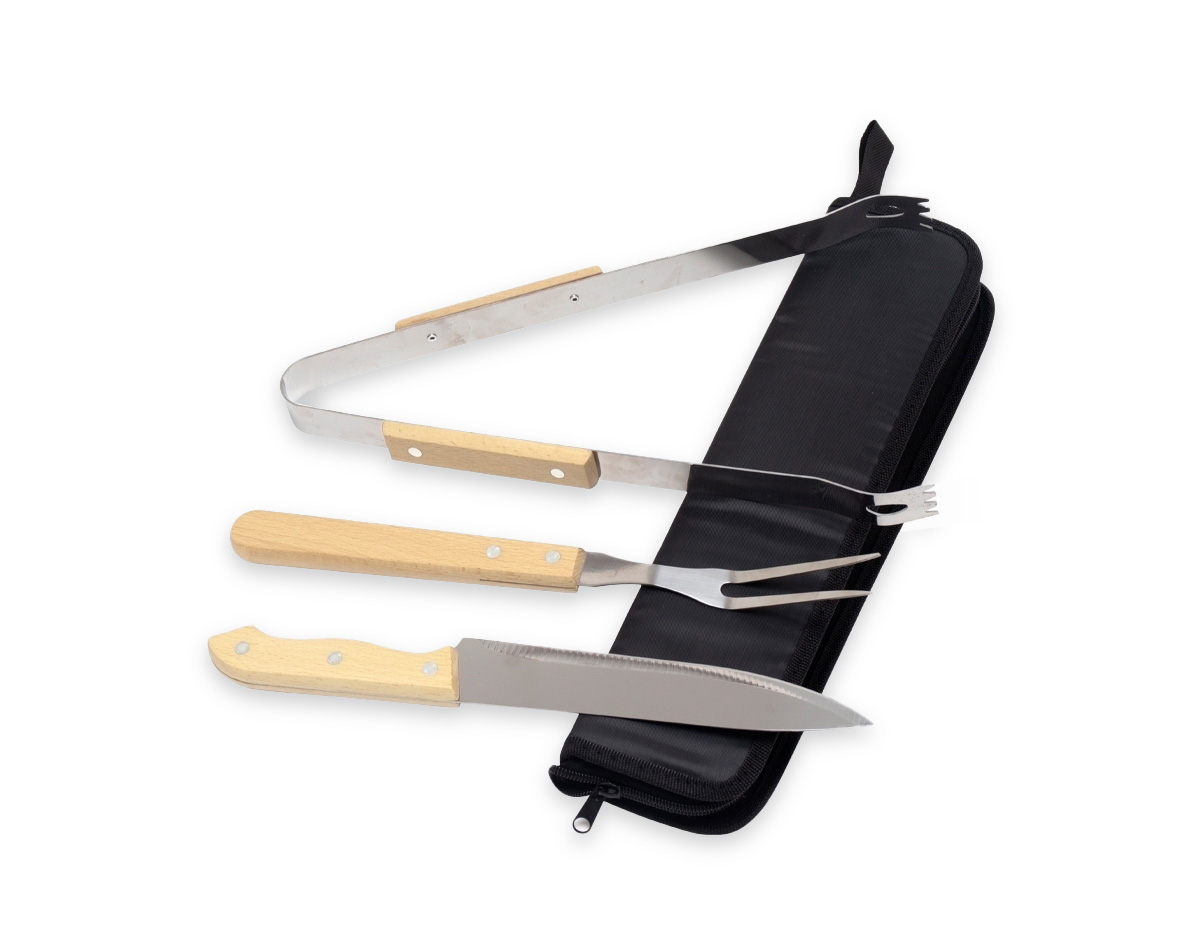 Kit churrasco composto por três peças em aço inox com detalhes em madeira: faca de 8 polegadas, garfo de duas pontas e pegador de alimentos. Os itens são acomodados em estojo em nylon com alça para transporte, garantindo praticidade. Acompanha plaquinha adesiva personalizável, tornando o conjunto um brinde corporativo sofisticado, funcional e ideal para ações promocionais.