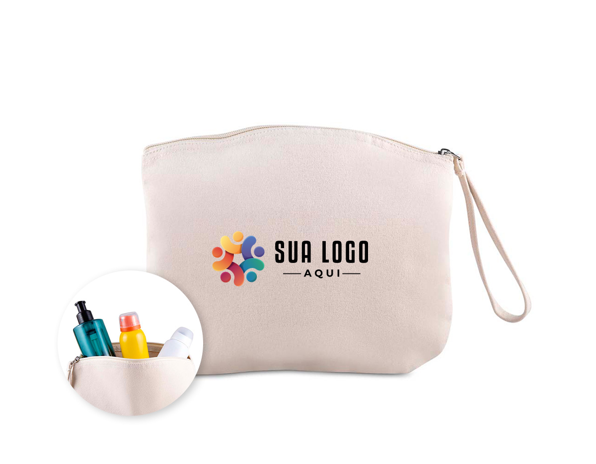 Necessaire confeccionada em algodão reciclado com gramatura de 340 g/m², oferecendo alta resistência e durabilidade. Conta com alça de mão em algodão, que facilita o transporte e garante maior praticidade no uso diário. Possui estrutura funcional, ideal para organizar objetos pessoais com segurança e facilidade. Um brinde corporativo sustentável, moderno e versátil, perfeito para valorizar a marca com responsabilidade ambiental.