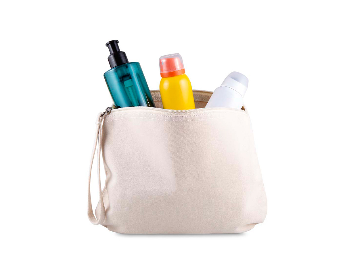 Necessaire confeccionada em algodão reciclado com gramatura de 340 g/m², oferecendo alta resistência e durabilidade. Conta com alça de mão em algodão, que facilita o transporte e garante maior praticidade no uso diário. Possui estrutura funcional, ideal para organizar objetos pessoais com segurança e facilidade. Um brinde corporativo sustentável, moderno e versátil, perfeito para valorizar a marca com responsabilidade ambiental.