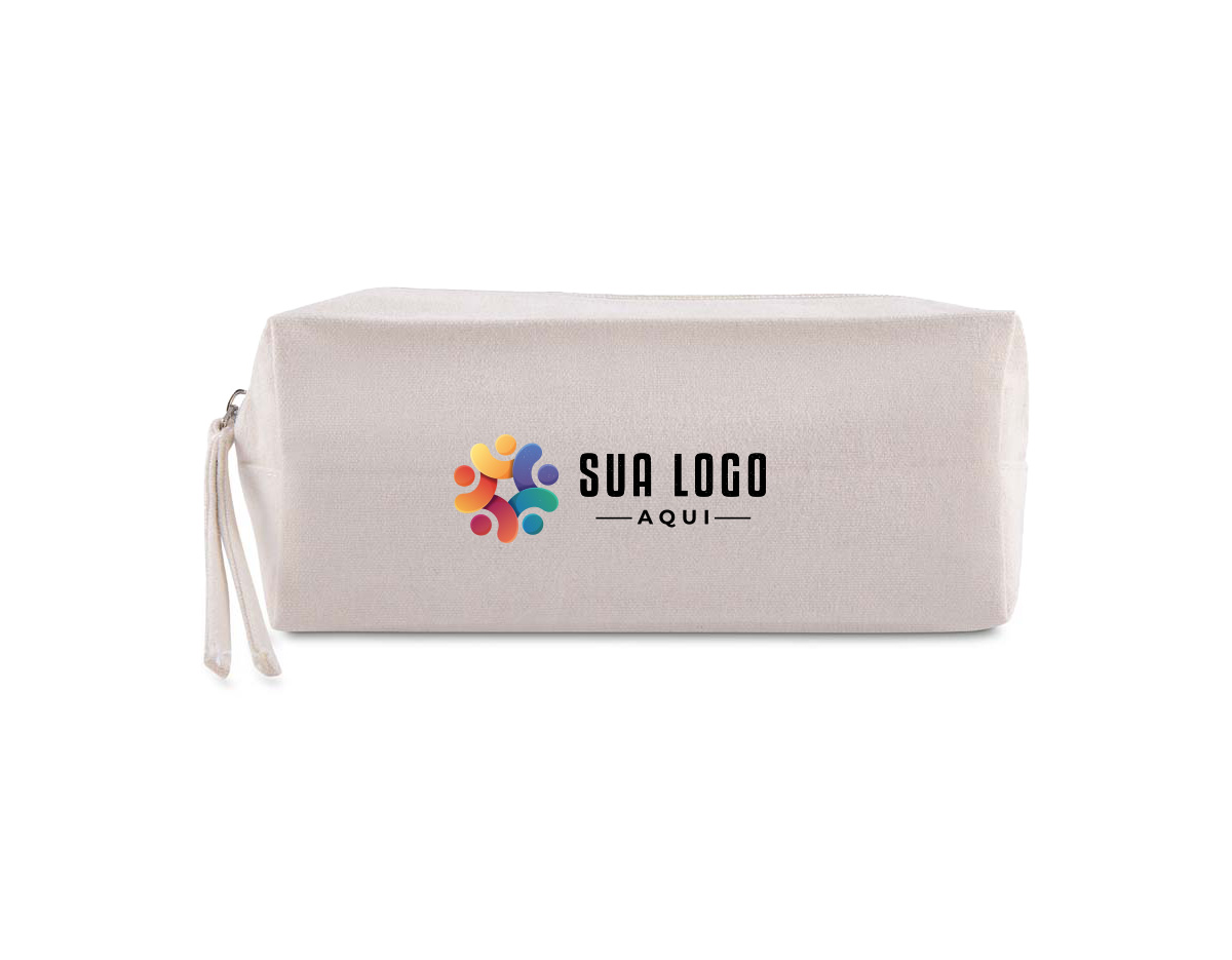 Necessaire confeccionada em algodão reciclado, com gramatura de 340 g/m², que garante resistência e durabilidade no uso diário. Possui puxador com detalhe em algodão reciclado, reforçando o conceito sustentável do produto. Funcional e versátil, é ideal para organizar objetos pessoais com praticidade. Um brinde corporativo ecológico, moderno e de alto valor percebido, perfeito para ações promocionais e valorização da marca.