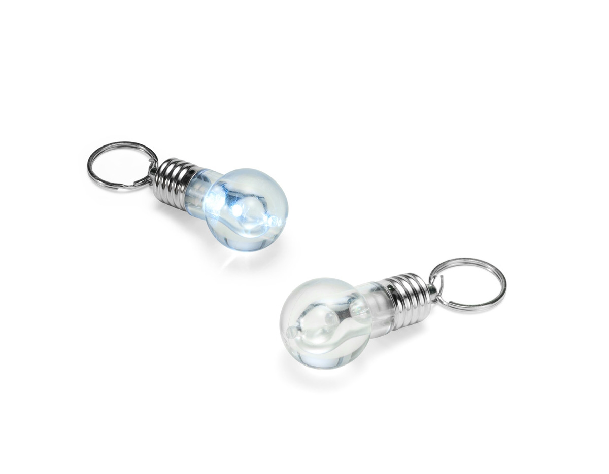 Chaveiro em formato de lâmpada, produzido em plástico e metal, com design criativo e funcional. Possui iluminação em LED acionada por botão, ideal para uso em ambientes com pouca luz ou situações emergenciais. Acompanha três baterias LR41 já embutidas, prontas para uso. Um brinde corporativo diferenciado, prático e de grande apelo promocional, perfeito para valorizar a marca no dia a dia.