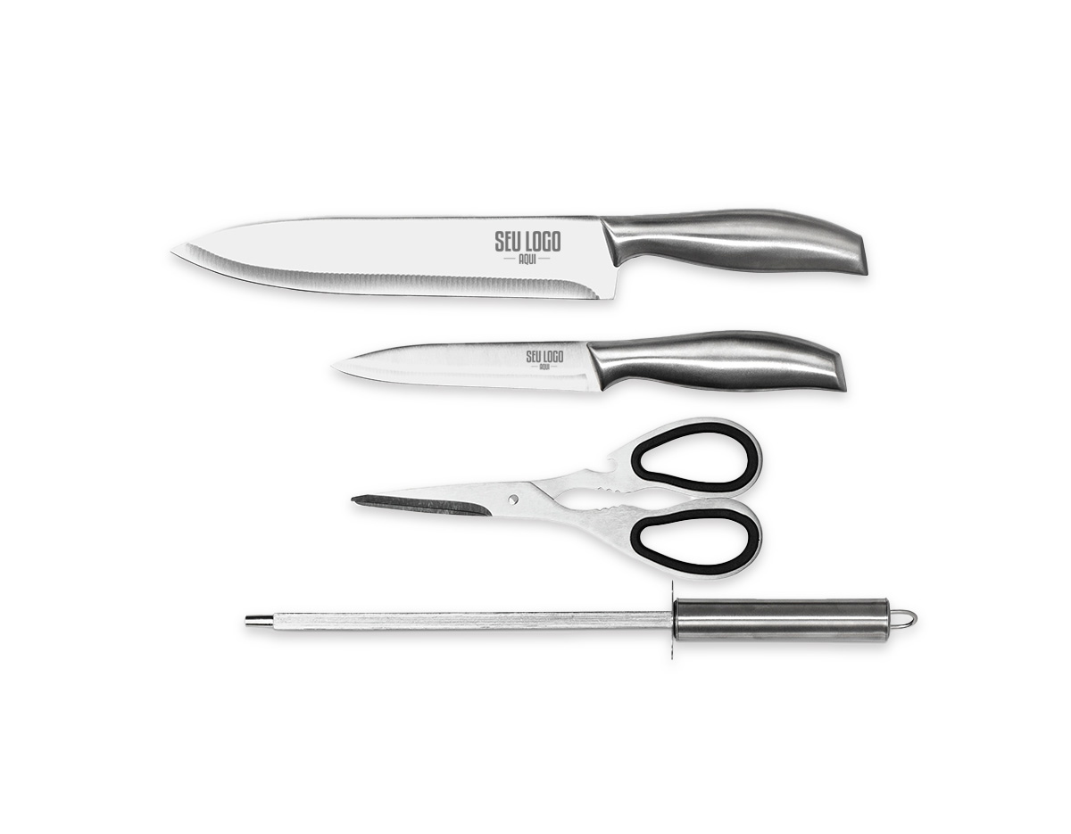 Kit churrasco formado por quatro itens em inox: uma faca de 8 polegadas, uma faca de 5 polegadas, uma chaira e uma tesoura com detalhes emborrachados no cabo. Acompanha embalagem em papelão.