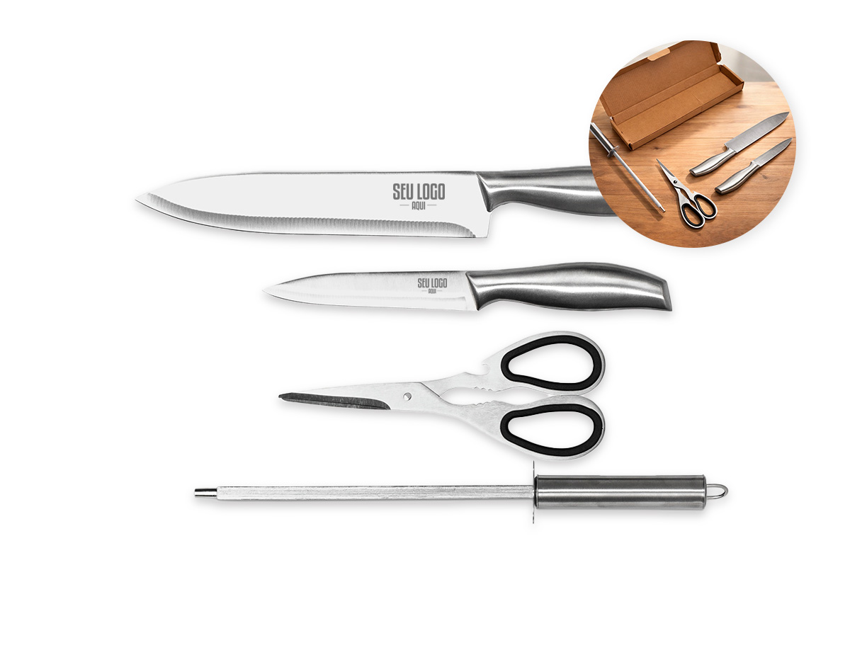 Kit churrasco formado por quatro itens em inox: uma faca de 8 polegadas, uma faca de 5 polegadas, uma chaira e uma tesoura com detalhes emborrachados no cabo. Acompanha embalagem em papelão.