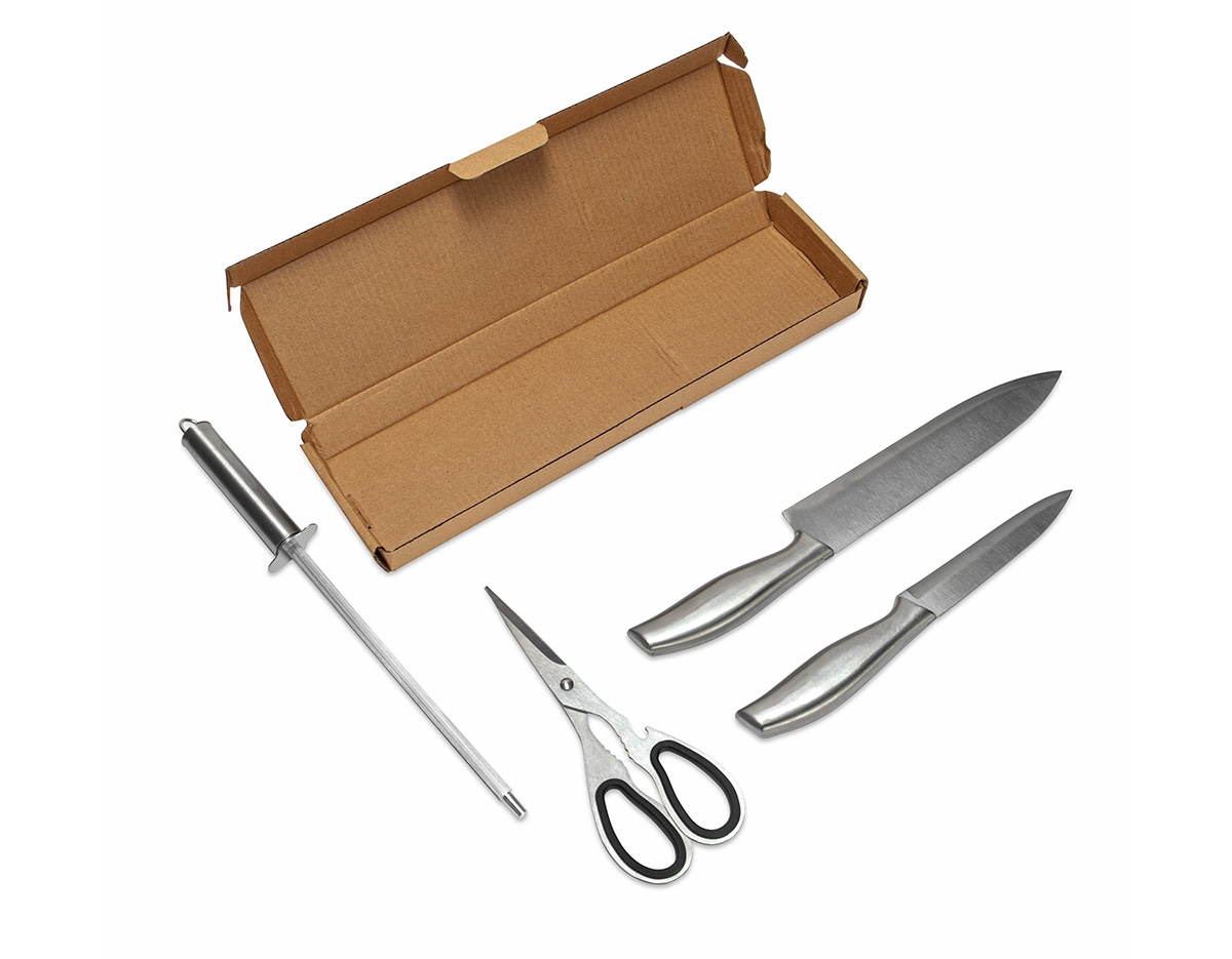 Kit churrasco formado por quatro itens em inox: uma faca de 8 polegadas, uma faca de 5 polegadas, uma chaira e uma tesoura com detalhes emborrachados no cabo. Acompanha embalagem em papelão.