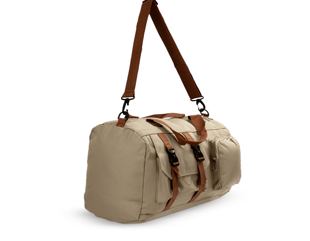  Bolsa confeccionada em Oxford impermeável, fechamento em zíper e capacidade para até 23L. Possui compartimento interno com dois bolsos em tamanhos diferentes. Conta ainda com um par de bolsos frontais, sendo um com fechamento em zíper e outro aberto com fivelas compressoras, além de faixa posterior para acoplar em puxadores de malas. Acompanha alça transversal ajustável.
