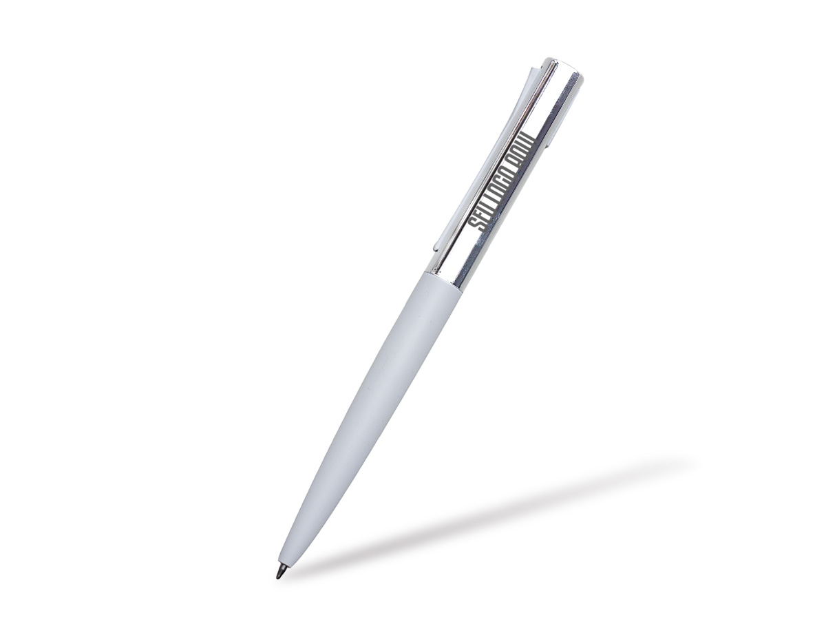 Caneta semimetálica com design moderno e elegante, ideal para uso diário. Possui carga esferográfica azul e acionamento prático no clipe, garantindo facilidade e agilidade na escrita. Um brinde corporativo funcional e sofisticado, perfeito para ações promocionais, eventos e fortalecimento da marca.