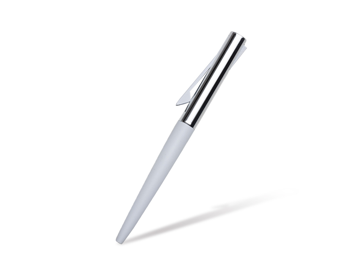 Caneta semimetálica com design moderno e elegante, ideal para uso diário. Possui carga esferográfica azul e acionamento prático no clipe, garantindo facilidade e agilidade na escrita. Um brinde corporativo funcional e sofisticado, perfeito para ações promocionais, eventos e fortalecimento da marca.
