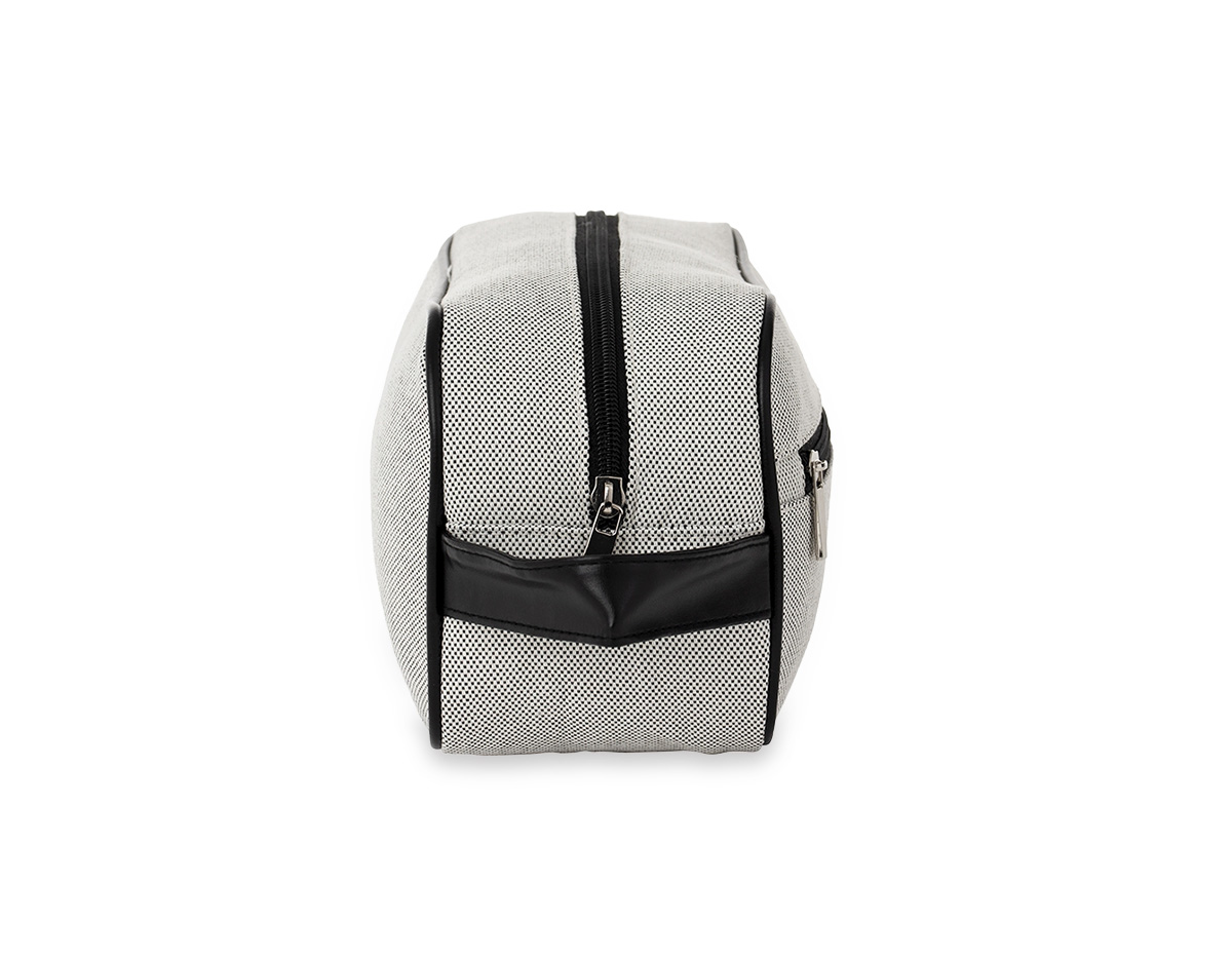 Nécessaire confeccionada em lona, material resistente e adequado para uso frequente, com fechamento em zíper que garante segurança no armazenamento. Possui bolso frontal funcional e compartimento principal com três bolsos internos, facilitando a organização de itens pessoais ou acessórios. Conta ainda com alça lateral que proporciona praticidade no transporte e plaquinha costurada em couro sintético, agregando acabamento diferenciado e espaço para personalização. Um brinde corporativo completo, útil e bem estruturado, pensado para acompanhar a rotina com organização e boa presença de marca.