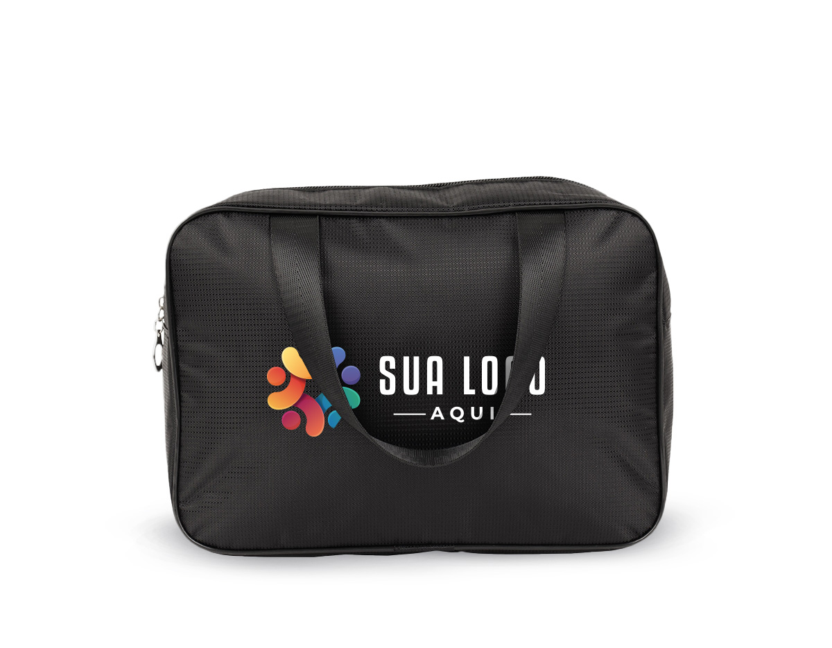 Nécessaire impermeável confeccionada em poliéster, com revestimento interno em PVC que reforça a proteção contra umidade e facilita a limpeza. Possui fechamento em zíper, garantindo segurança no armazenamento de itens pessoais, cosméticos ou acessórios. Conta com duas alças em nylon, que proporcionam praticidade no manuseio e transporte. Sua estrutura funcional atende rotinas de viagem, academia ou uso diário com eficiência. Um brinde corporativo útil e versátil, associado à organização, durabilidade e presença constante no cotidiano do usuário.