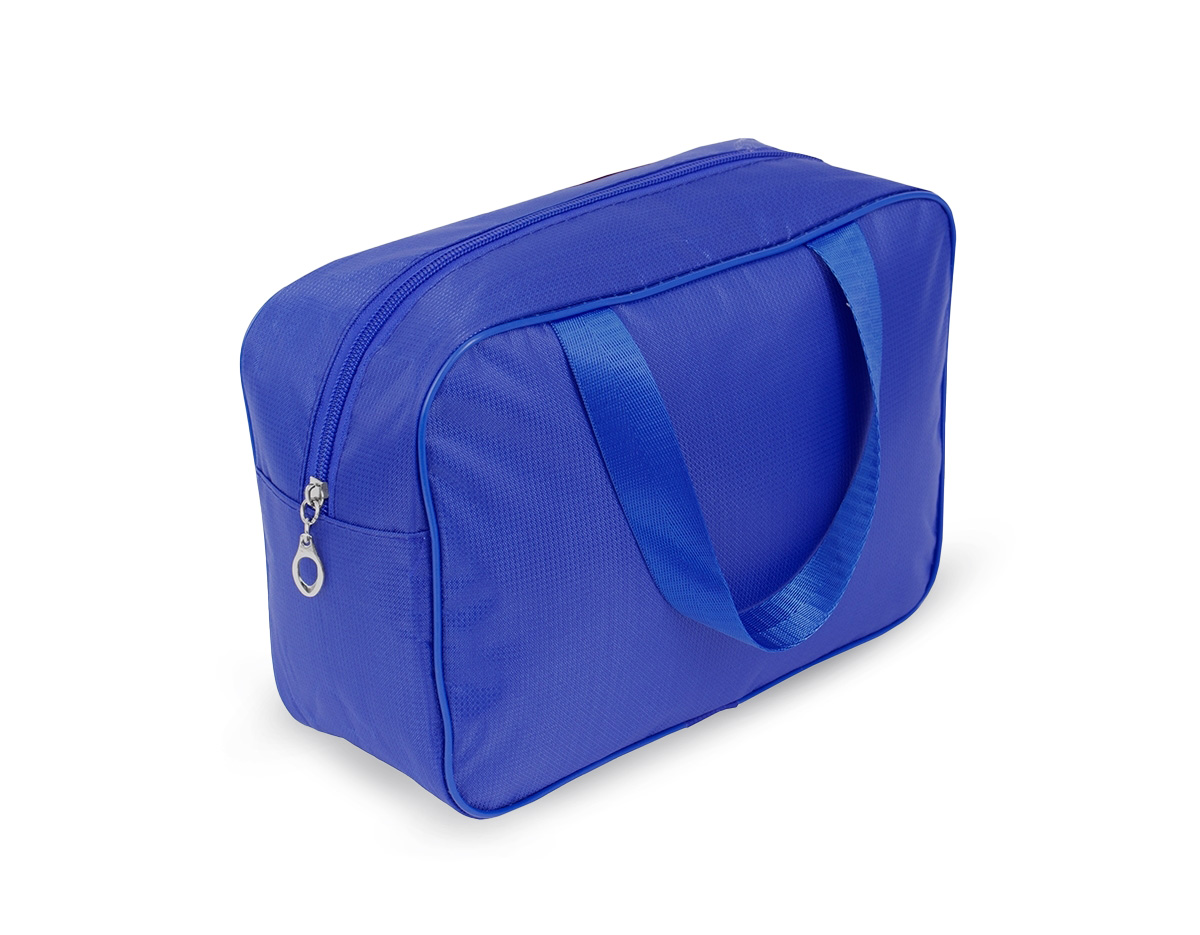Nécessaire impermeável confeccionada em poliéster, com revestimento interno em PVC que reforça a proteção contra umidade e facilita a limpeza. Possui fechamento em zíper, garantindo segurança no armazenamento de itens pessoais, cosméticos ou acessórios. Conta com duas alças em nylon, que proporcionam praticidade no manuseio e transporte. Sua estrutura funcional atende rotinas de viagem, academia ou uso diário com eficiência. Um brinde corporativo útil e versátil, associado à organização, durabilidade e presença constante no cotidiano do usuário.
