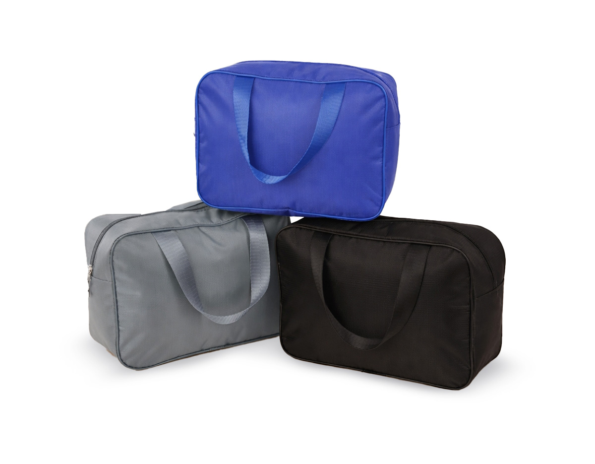 Nécessaire impermeável confeccionada em poliéster, com revestimento interno em PVC que reforça a proteção contra umidade e facilita a limpeza. Possui fechamento em zíper, garantindo segurança no armazenamento de itens pessoais, cosméticos ou acessórios. Conta com duas alças em nylon, que proporcionam praticidade no manuseio e transporte. Sua estrutura funcional atende rotinas de viagem, academia ou uso diário com eficiência. Um brinde corporativo útil e versátil, associado à organização, durabilidade e presença constante no cotidiano do usuário.